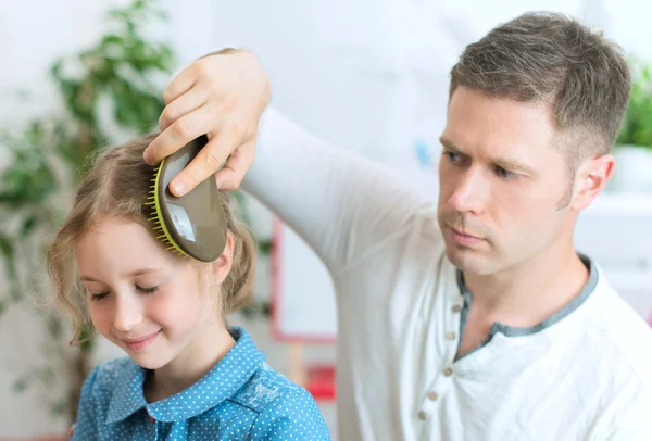 Far borsta håret på dottern. — Stockfoto