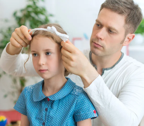 Styling van haar vader van zijn dochter thuis. — Stockfoto