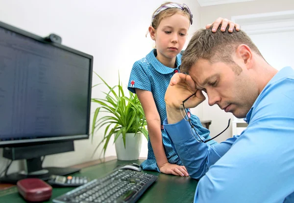 Far trött av att arbeta hemma. — Stockfoto