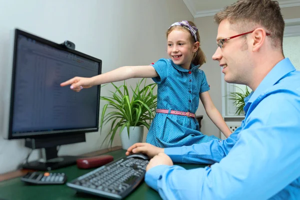 Padre e hija trabajando en casa con computadora personal . — Foto de Stock