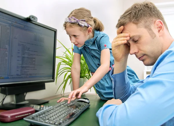 Liten flicka störa hennes pappa medan han arbetar hemma. — Stockfoto
