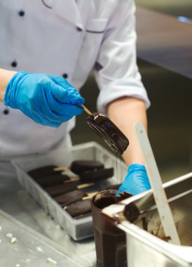 El yapımı çikolata dondurma yapımında.