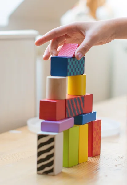 Barnets hand leker med leksak block. — Stockfoto
