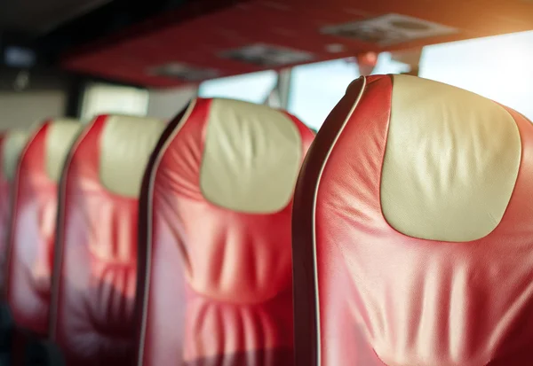 Assentos de couro vermelho vazio no ônibus turístico . — Fotografia de Stock