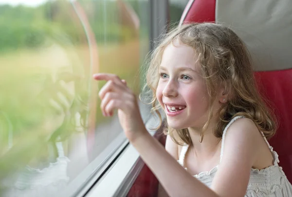 Mutlu küçük kız otobüsle seyahat. — Stok fotoğraf