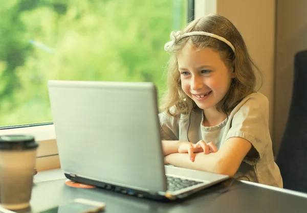 Menina assistindo desenhos animados enquanto viaja de trem . — Fotografia de Stock