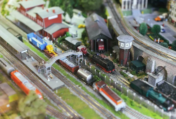 미니어처에서 도시입니다. 레일 역에 열차의 모델. — 스톡 사진