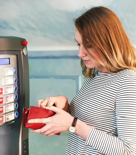 Ładna kobieta za pomocą automat do kawy. — Zdjęcie stockowe