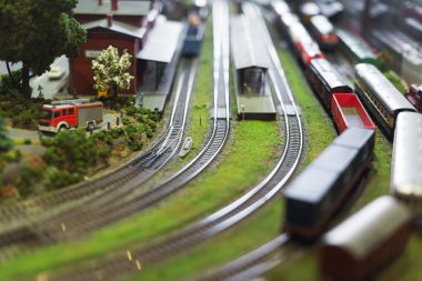 Minyatür şehirde. Railstation trende modeli.