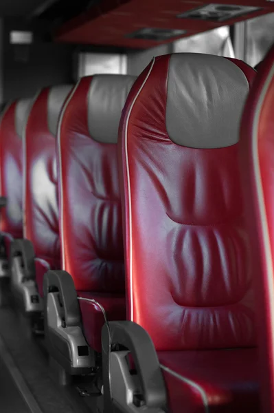 Assentos de couro vermelho vazio no ônibus turístico . — Fotografia de Stock