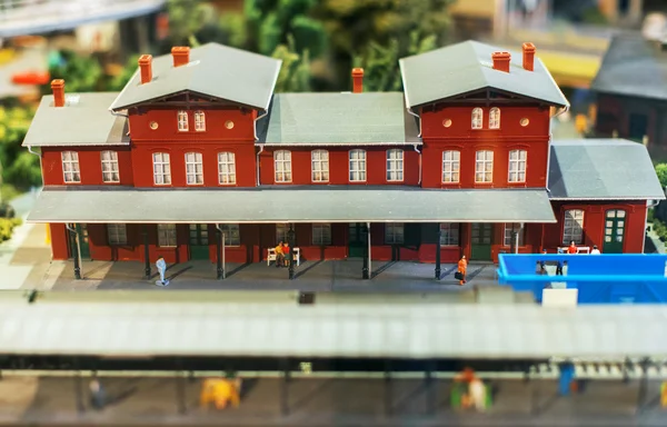 Minyatür şehirde. Yolcular ile railstation modeli. — Stok fotoğraf