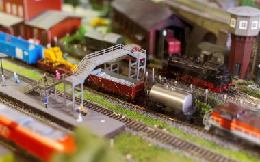 Minyatür şehirde. Railstation trende modeli.