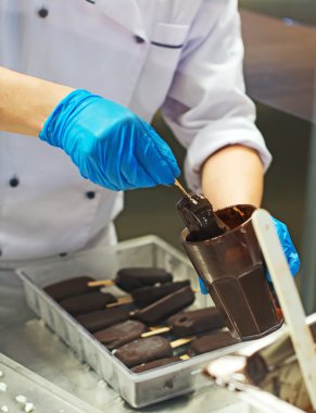 El yapımı çikolata dondurma yapımında.