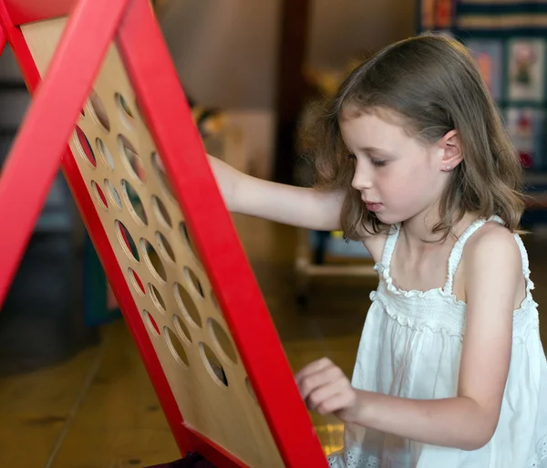 Dziewczynka bawi się w gra edukacyjna. — Zdjęcie stockowe