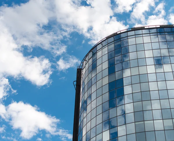 Moderne ronde glazen gebouw in de stad. — Stockfoto