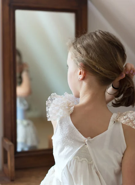 Menina se veste na frente do espelho . — Fotografia de Stock