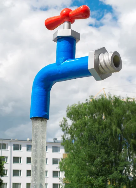 Grifo de agua volando en el cielo . — Foto de Stock