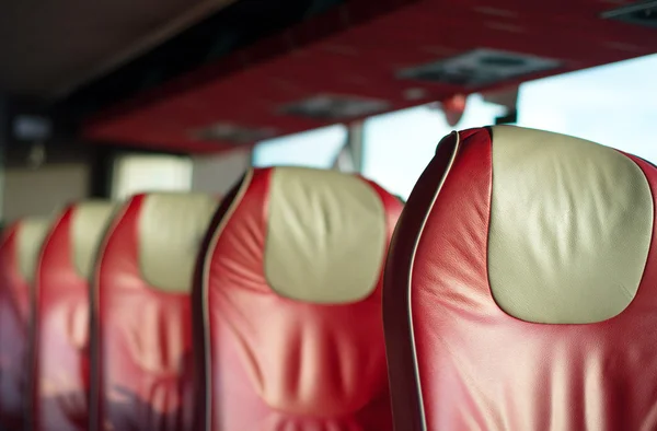 Assentos de couro vermelho vazio no ônibus turístico . — Fotografia de Stock