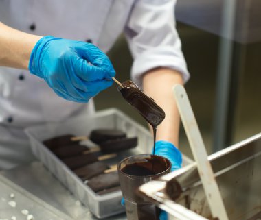 El yapımı çikolata dondurma yapımında.