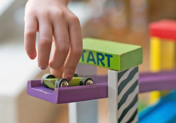 Barnets hand leker med leksak block. — Stockfoto