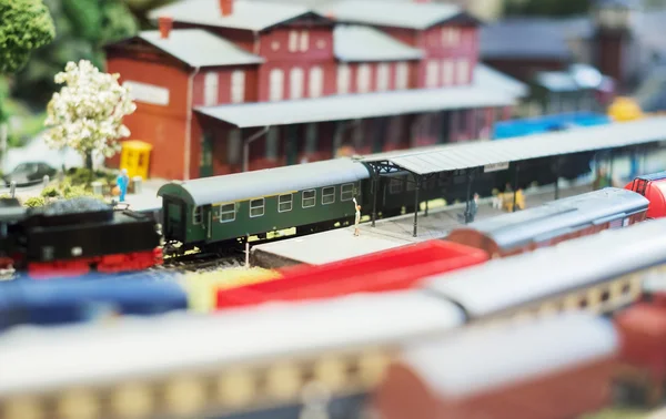 Stad in miniatuur. Model van trein op treinstation. — Stockfoto