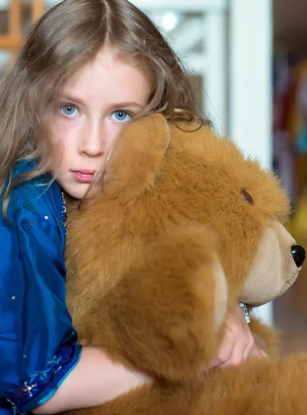 Menina bonito com urso de brinquedo . — Fotografia de Stock