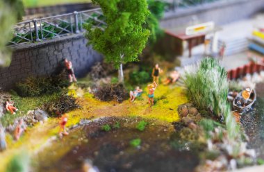 Minyatür şehirde. Minyatür insanlar ile nehir plaj.