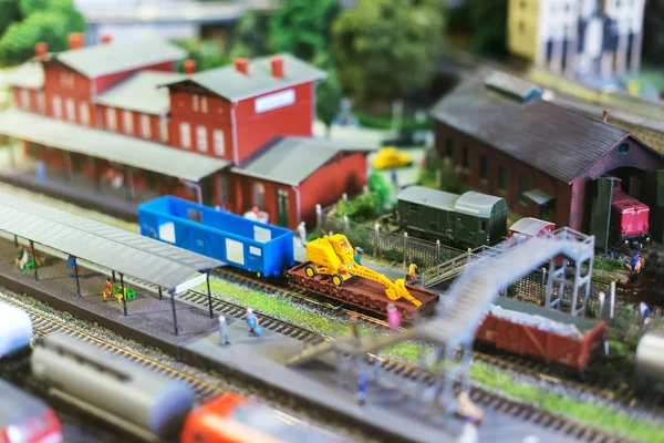 Stad in miniatuur. Model van trein op treinstation. — Stockfoto