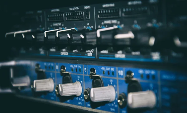 Zvukové efekty procesory stojan na radiostanice. — Stock fotografie