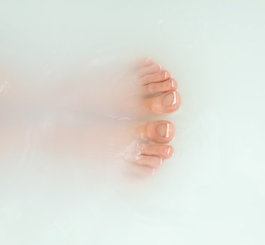 Kadın bacaklar banyo süt ile. Spa uygulamaları için Cilt Bakımı.