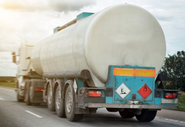 Beyaz Gaz tankeri kamyon hareket karayolu üzerinde.