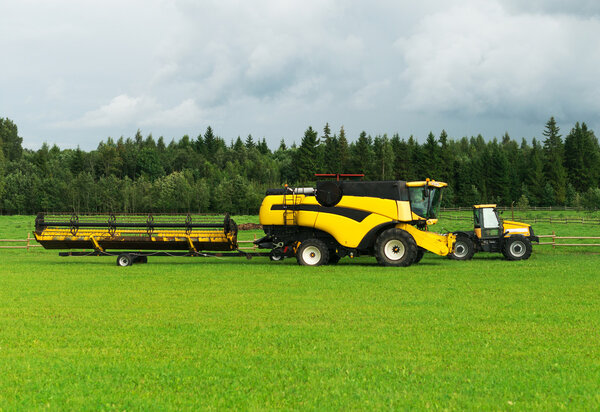 Сельскохозяйственная техника на зеленом поле готова к работе
.