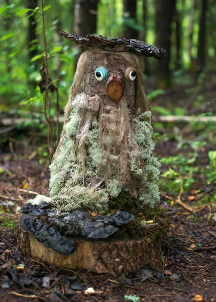 Ahşaptan yapılmış komik orman sakini. — Stok fotoğraf