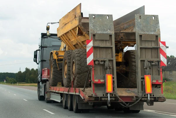 Tung lastbil med släp på motorvägen. — Stockfoto