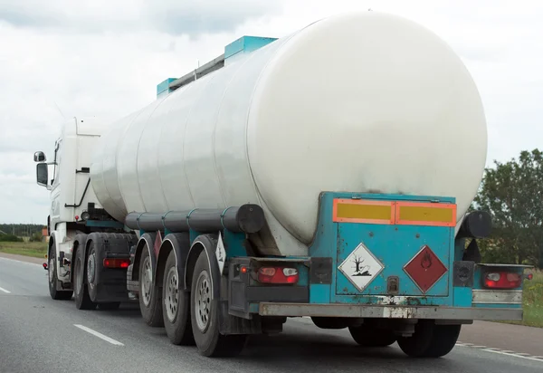 Witte gas tank vrachtwagen op de snelweg. — Stockfoto