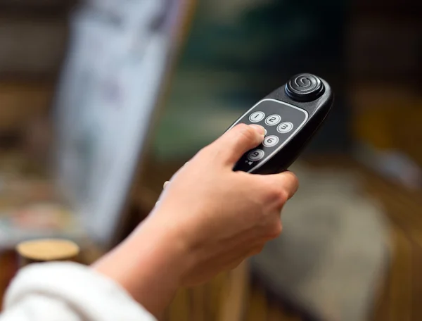 Mujer sosteniendo un dispositivo de audio guía . — Foto de Stock