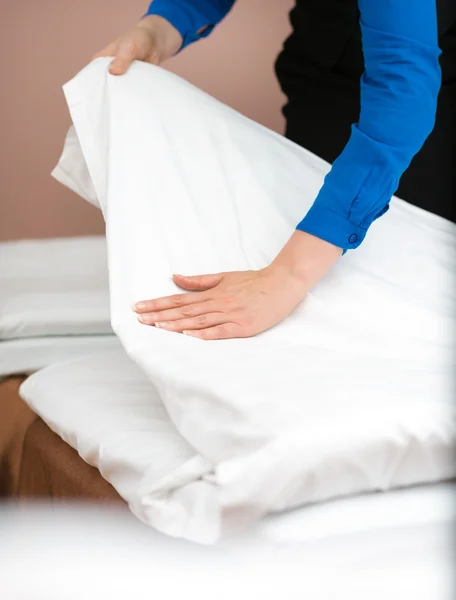 Servicio de habitaciones. Mujer haciendo cama en habitación de hotel. —  Fotos de Stock