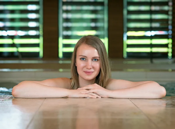 Mulher jovem relaxante na piscina. — Fotografia de Stock