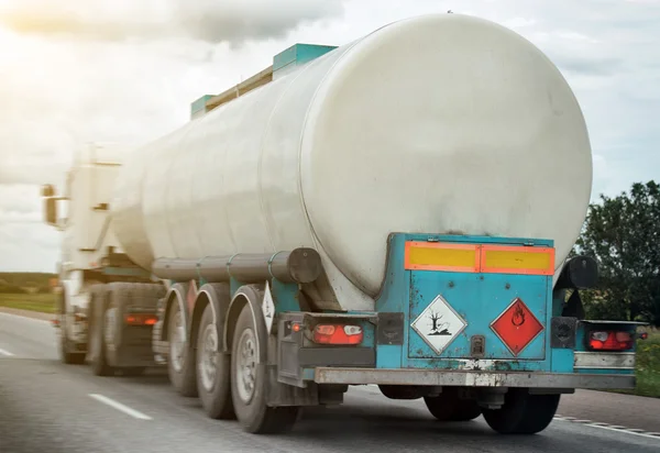 Witte gas tank vrachtwagen op de snelweg in beweging. — Stockfoto