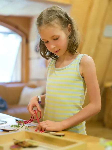 Menina brincando com brinquedo educativo . — Fotografia de Stock