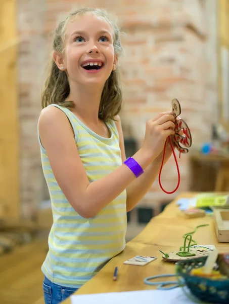 Liten flicka som leker med pedagogisk leksak. — Stockfoto
