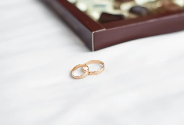 Dos anillos de boda en la cama . —  Fotos de Stock