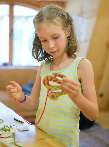 Kleines Mädchen spielt mit pädagogischem Spielzeug. — Stockfoto