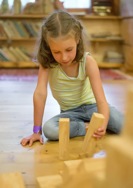 Küçük kız tahta bloklarla oynama. — Stok fotoğraf