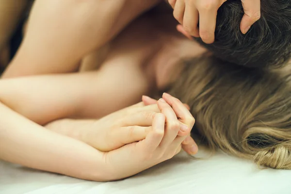 Casal apaixonado fazendo amor na cama . — Fotografia de Stock