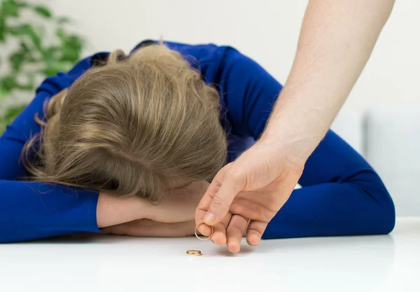 Scheidungskonzept. Mann gibt Ehering seiner Frau zurück. — Stockfoto