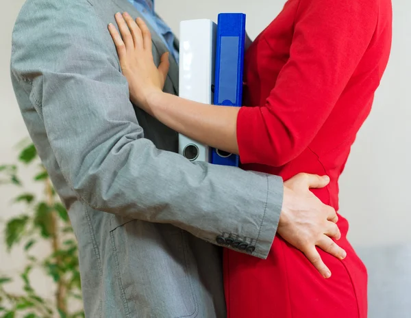Flirtovat v úřadu. Šéf dotýká jeho sekretářka. — Stock fotografie