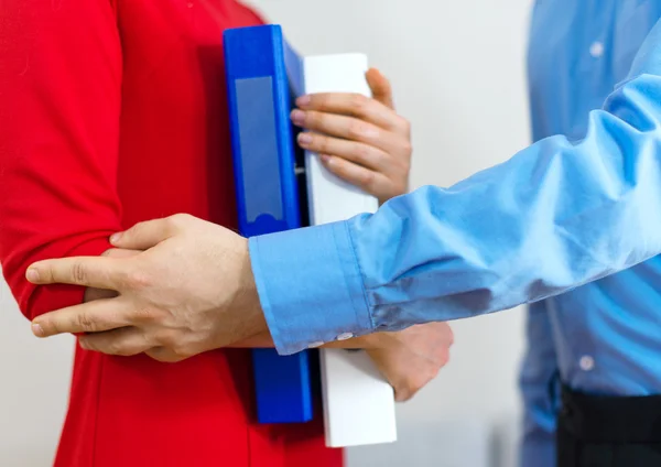 Acoso sexual en el trabajo. Jefe tocando a su secretaria en el cargo . — Foto de Stock