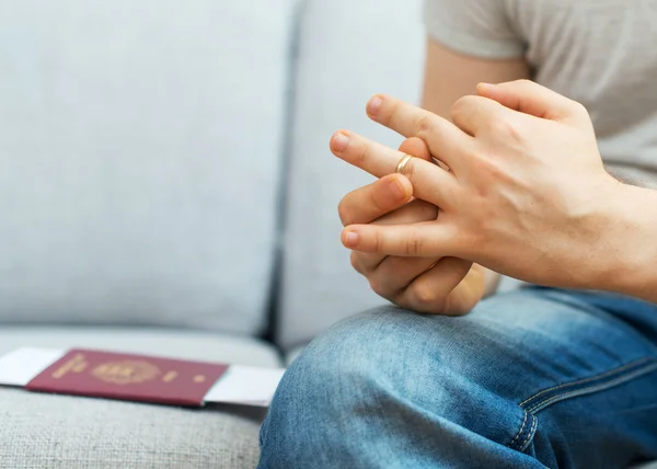 Concepto de divorcio. Hombre quitándose el anillo de bodas . — Foto de Stock