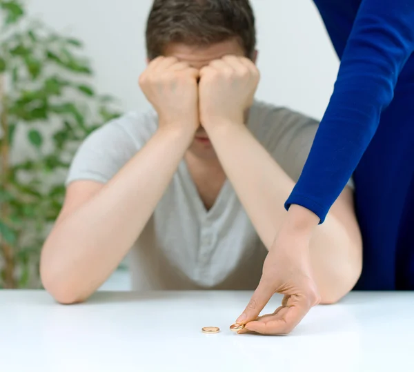 Concepto de divorcio. Mujer volviendo anillo de bodas a su marido . —  Fotos de Stock